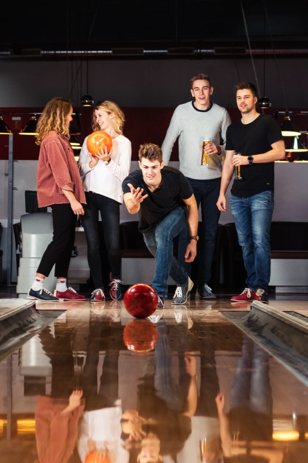 Jugendliche haben Spaß beim Bowling spielen