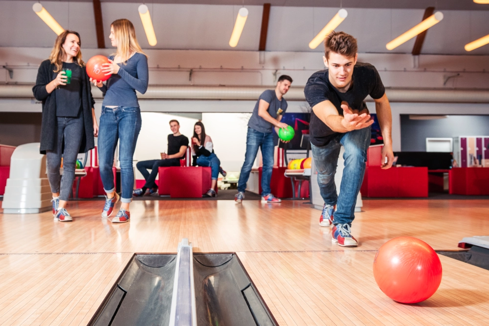 Eine Gruppe Jugendlicher beim Bowling Spielen