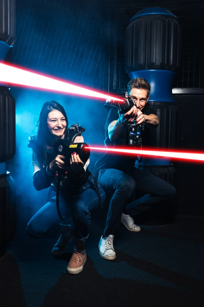 Ein Junge und ein Mädchen haben Spaß beim Lasertag spielen, in der Cybersport Arena des NXP Lasertron St. Pölten