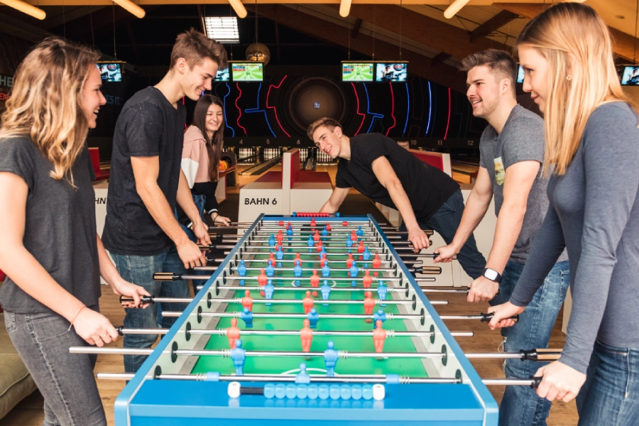 6 Jugendliche spielen Tischfußball auf dem Riesen-Wuzzler im NXP Lasertron St. Pölten